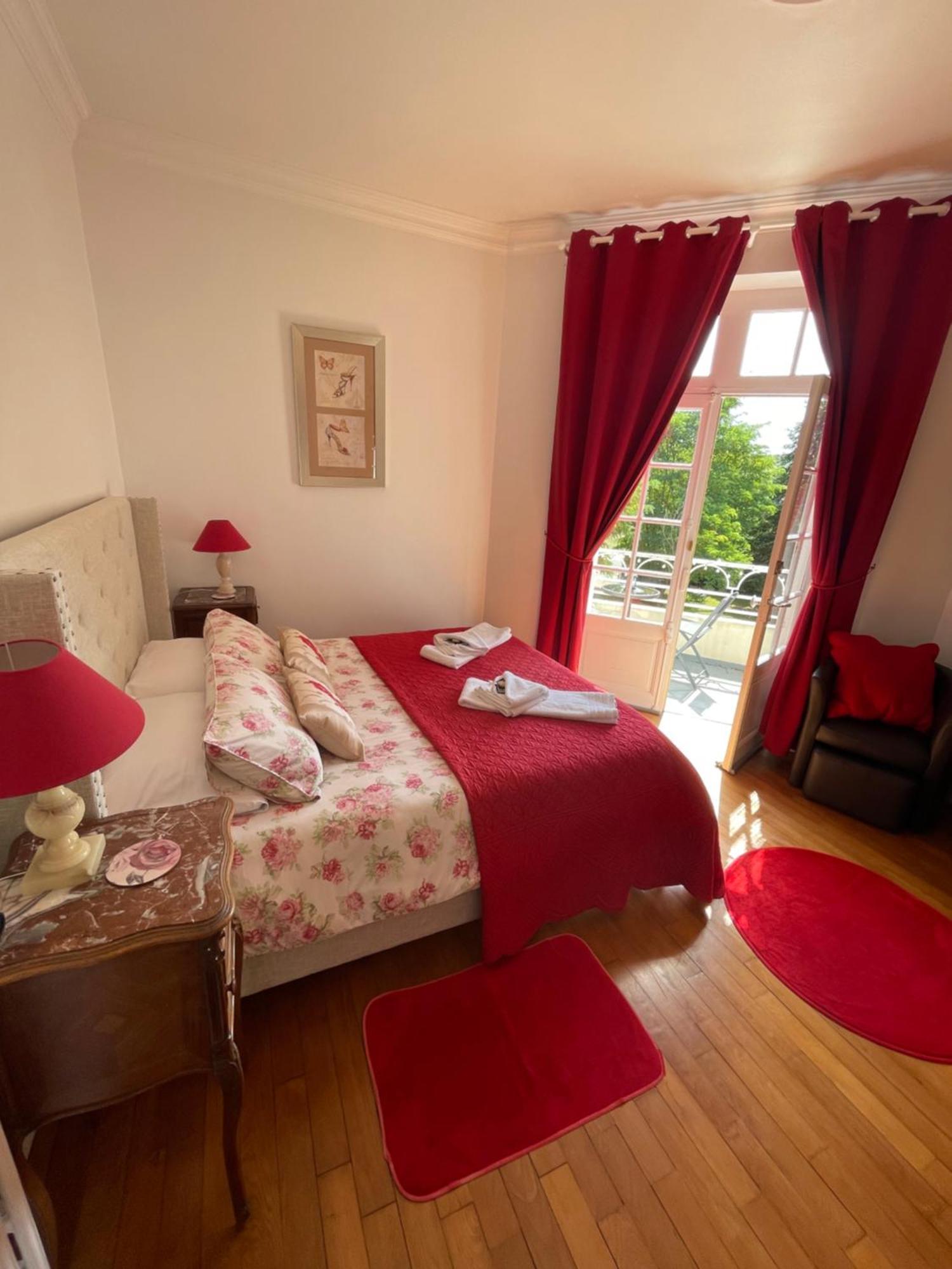 Vue Du Chateau D'Excideuil En Chambres Экстерьер фото